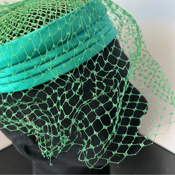 Vintage 1960s Ladies Green Layered Pillbox Fascinator Halo Hat With Net Veil - Picture 6 of 11